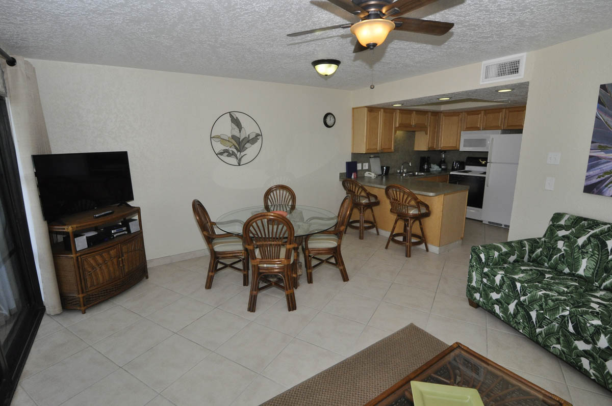 1 BR Beach Front - Full Kitchen and Dining Areas